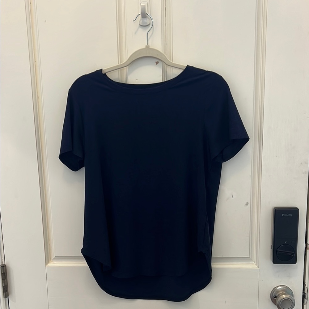 EUC Beyond Yoga Featherweight on the Down Low Tee. Size Large. Color is Navy